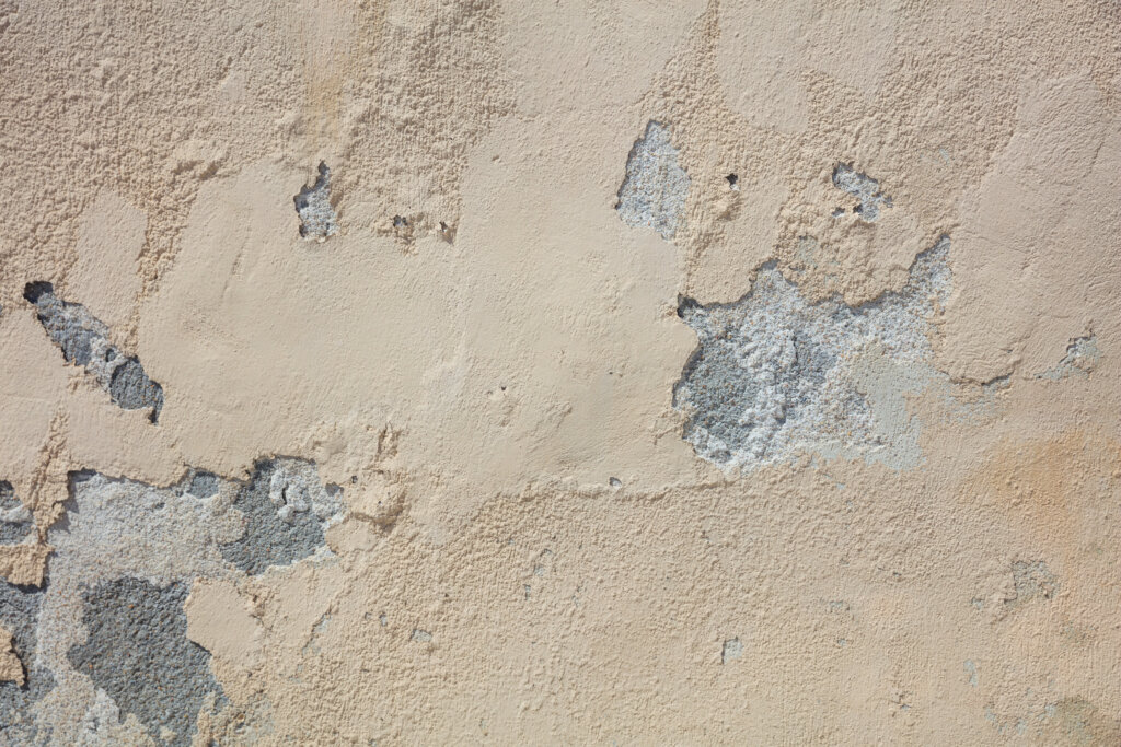 Image of concrete wall supporting spalling cause, what causes spalling in new concrete and whether spalling is caused due to moisture